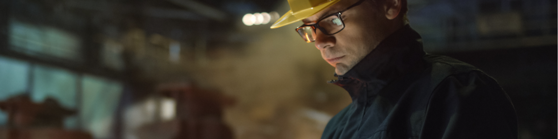 ingénieur dans une fonderie avec un casque