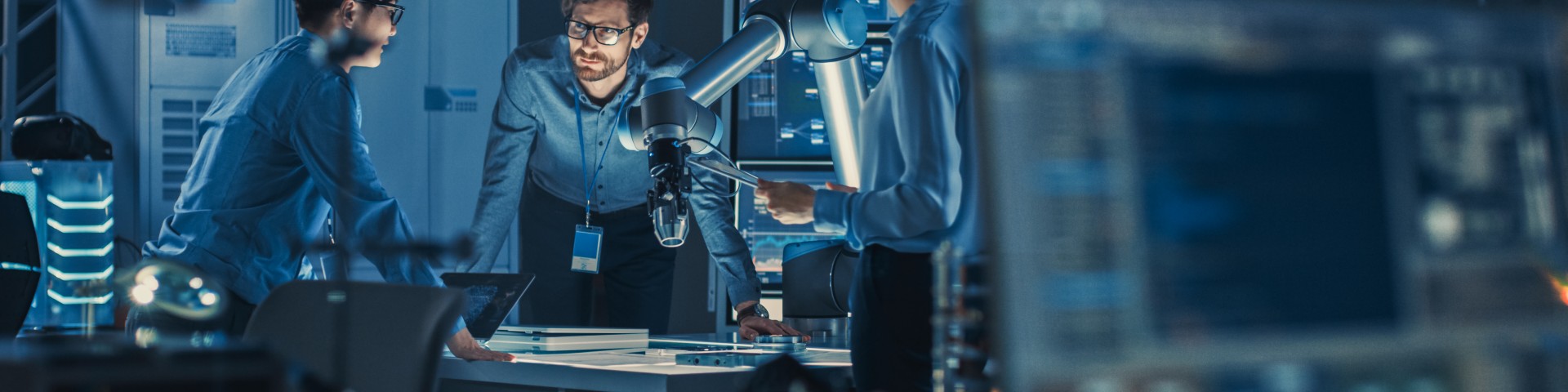 Une équipe de d'ingénieur d'intelligence artificielle dans une salle